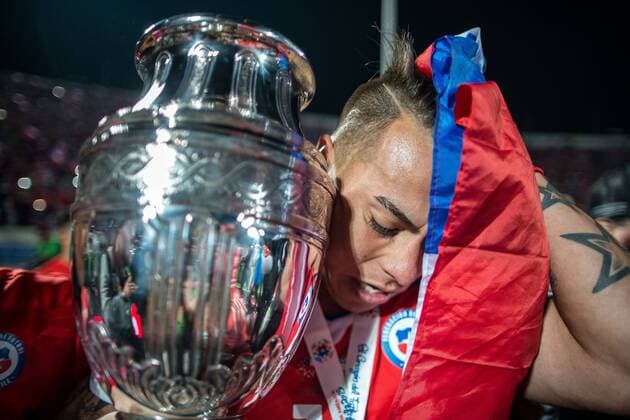 Chile x Argentina SANTIAGO, CHILE - 04 07 2015: CHILE X ARGENTINA - Eduardo Vargas of Chile celebrates with the trophy after beating Argentina on penalties disputes in the match between Chile x Argentina, valid for the final of the Copa America 2015 held at the National Stadium Julio Mart?nez Pr?danos . (Photo: Marcelo Machado de Melo FotoArena)  MarceloxMachadoxdexMelo