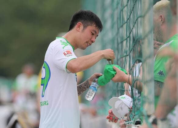 Xizhe Zhang (VfL Wolfsburg) schreibt Autogramme für die fans VfL Wolfsburg 7-0 Veltins Auswahl