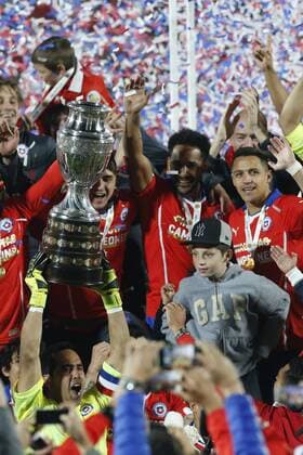Football, Chile v Argentina. Copa America 2015 . Chile s player Claudio Bravo up the trophy after the victory against Argentina for finals of the 2015 Copa America at Nacional stadium. Santiago, Chile. 04 07 2015 Marcelo Hernandez Photosport Chile v Argentina, Copa America 2015. 