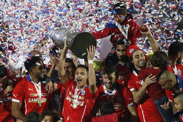 Football, Chile v Argentina. Copa America 2015 . Chile s player Alexis Sanchez up the trophy after the victory against Argentina for finals of the 2015 Copa America at Nacional stadium. Santiago, Chile. 04 07 2015 Marcelo Hernandez Photosport Chile v Argentina, Copa America 2015. 