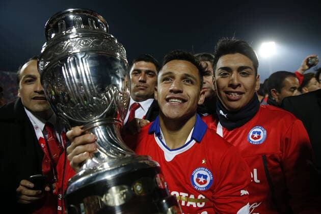 Football, Chile v Argentina. Copa America 2015 . Chile s player Alexis Sanchez, center, lifts the cup after winning the Copa America 2015 in a football match against Argentina at the Nacional stadium in Santiago, Chile. 04 07 2015 Andres Pina Photosport Chile v Argentina, Copa America 2015. 