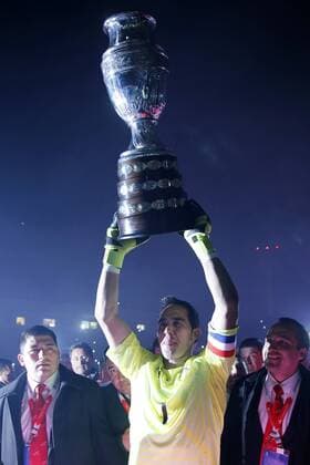 Football, Chile v Argentina. Copa America 2015 . Chile s goalkeeper, Claudio Bravo, lifts the cup after winning the Copa America 2015 in a football match against Argentina at the Nacional stadium in Santiago, Chile. 04 07 2015 Andres Pina Photosport Chile v Argentina, Copa America 2015. 
