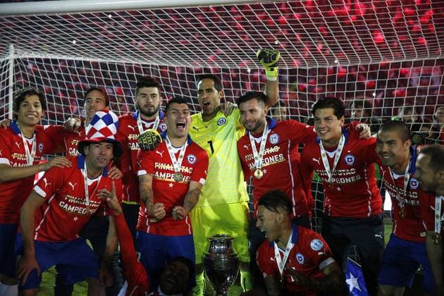 Football, Chile v Argentina. Copa America 2015 . Chile s players celebrate with the cup after winning the Copa America 2015 in a football match against Argentina at the Nacional stadium in Santiago, Chile. 04 07 2015 Andres Pina Photosport Chile v Argentina, Copa America 2015. 
