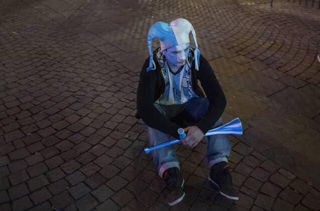 (150705) -- BUENOS AIRES, July 4, 2015 -- A fan of Argentina reacts after the final match of Copa America Chile 2015 between Chile and Argentina, at the Obelisk of Buenos Aires, Argentina, on July 4, 2015. Chile won the final match of the Copa America 2015 against Argentina after the penalty kick. Martin Zabala) (jp) (SP)ARGENTINA-BUENOS AIRES-COPA AMERICA-CHILE VS ARGENTINA-FANS e MARTINxZABALA 