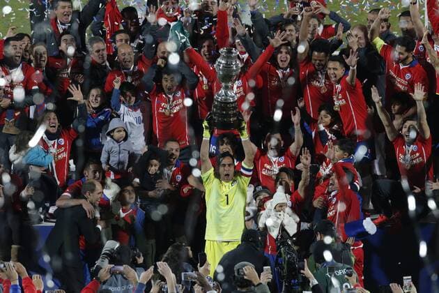 (150704) -- SANTIAGO, July 4, 2015 -- Players from Chile celebrate with the trophy after the final match of the Copa America Chile 2015 against Argentina, at the National Stadium, in Santiago, capital of Chile, on July 4, 2015. Chile won the final match after the penalty shootout. ) (ce) (SP)CHILE-SANTIAGO-COPA AMERICA-CHILE VS ARGENTINA JorgexVillegas 