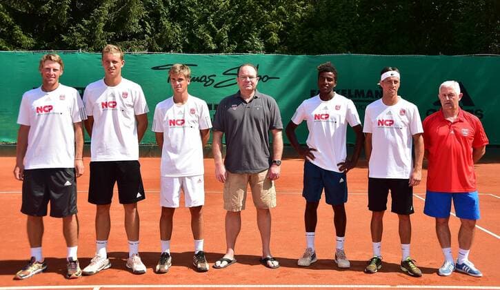 05.07.2015 - Tennis - 1. Tennis Bundesliga 2015 - 01. Spieltag: 1. FC Nürnberg - TC Blau Weiß Halle - - Mannschaft Team des FCN präsentiert sich den Zuschauern ... von links : Daniel Uhrig ( 1. FC Nürnberg FCN ) Johannes Härteis ( 1.FC Nürnberg FCN ) Matthias Wunner ( 1.FC Nürnberg FCN ) ??? Elias Ymer ( 1.FC Nürnberg FCN ) Andrea Anaboldi ( 1.FC Nürnberg FCN ) Günter Ganser (Trainer FCN Tennis )