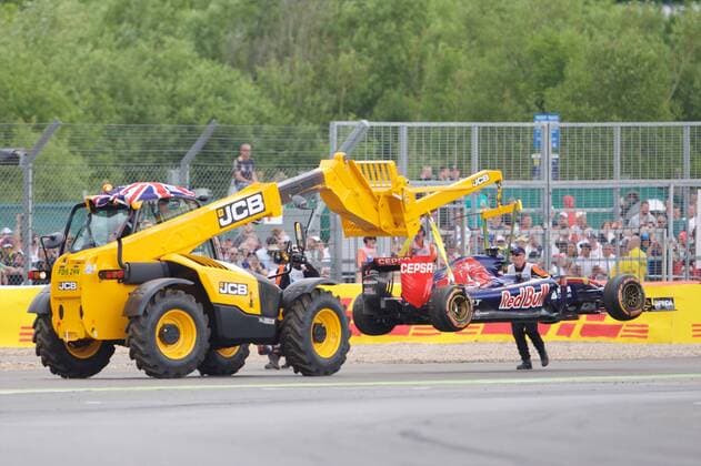 05.07.2015. Silverstone, Northants, England. Formula 1 British Grand Prix. The car of Carlos Sainz Jr, Scuderia Toro Rosso is lifted away after it stops on track. xTimxWilliamsx  ActionPlus11638040