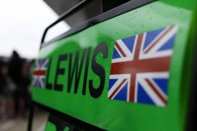 Motorsports: FIA Formula One World Championship WM Weltmeisterschaft 2015, Grand Prix of Great Britain, sign, Schild, 44 Lewis Hamilton (GBR, Mercedes AMG Petronas Formula One Team), xHOCHxZWEIx