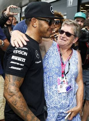 Motorsports: FIA Formula One World Championship WM Weltmeisterschaft 2015, Grand Prix of Great Britain, 44 Lewis Hamilton (GBR, Mercedes AMG Petronas Formula One Team) with his mother Carmen Lockhart xHOCHxZWEIx