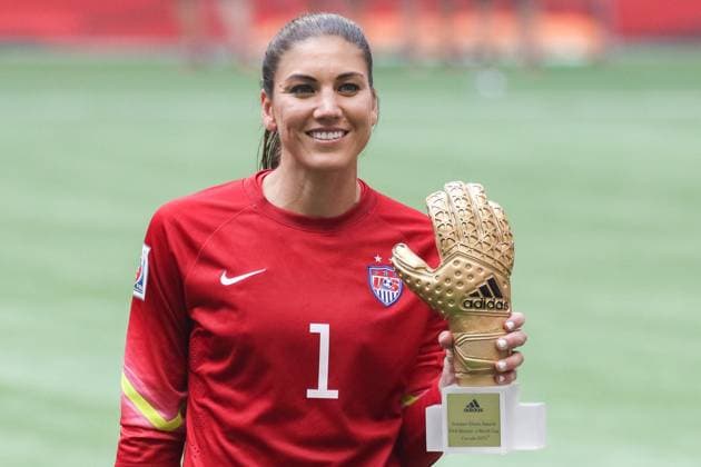 Hope Solo (Torwart, USA) mit der Auszeichnung adidas Goldener Handschuh als Beste Torhüterin, Siegerin, Gewinnerin, Auszeichnung, Ehrung, Freude, freundlich, fröhlich, strahlend, optimistisch, Golden Glove Award, Fussball, FIFA Frauen-WM 2015, Finale, USA - Japan, xozx