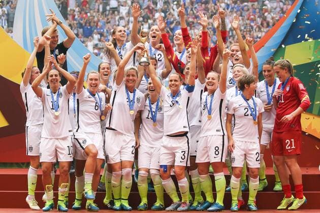 Spielerinnen der USA feiern den Gewinn ihrer dritten Weltmeisterschaft, Siegerehrung, Gewinner, Sieger, Jubel, Freude, Weltmeister, Weltmeistertitel, Fussball, FIFA Frauen-WM 2015, Finale, USA - Japan, xozx