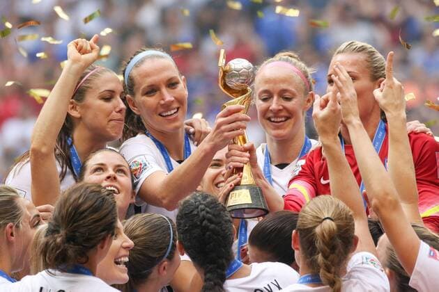v.li.: Alex Morgan (USA), Lauren Holiday (USA), Becky Sauerbrunn (USA), mit Pokal, Trophähe, Jubel, Siegerehrung, Weltmeisterschaft, Weltmeister, Gewinner, Jubel, Freude, Fussball, FIFA Frauen-WM 2015, Finale, USA - Japan, xozx