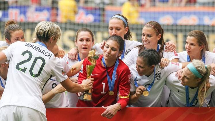 v.li.: Abby Wambach (USA) überreicht den Pokal an Hope Solo (Torwart, USA), Siegerehrung, Freude, Jubel, Weltmeistertitel, Fussball, FIFA Frauen-WM 2015, Finale, USA - Japan, xozx