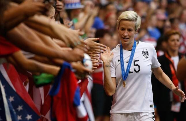 Aktuell Fußball, Damen WM, Finale, USA - Japan (150706)-- VANCOUVER, July 6, 2015 -- Megan Rapinoe of the United States celebrates with supporters after the awarding ceremony for the FIFA Women s World Cup 2015 at BC Place Stadium in Vancouver, Canada on July 5, 2015. The United States claimed the title after defeating Japan with 5-2. ) (SP)CANADA-VANCOUVER-FIFA WOMEN S WORLD CUP-FINAL-USAVS JPN WangxLili 