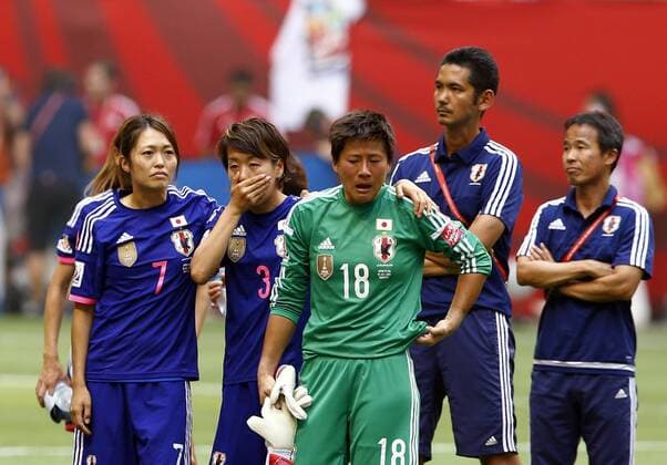 Aktuell Fußball, Damen WM, Finale, USA - Japan (150706) -- VANCOUVER, July 6, 2015 -- Kaihori Ayumi (C), goalkeeper of Japan, cries before the victory ceremony for the 2015 FIFA Women s World Cup in Vancouver, Canada, July 5, 2015. Japan was defeated by the United States in the final by 2-5 and took the second place of the event. ) (SP)CANADA-VANCOUVER-FIFA WOMEN S WORLD CUP-FINAL-USA VS JPN DingxXu 