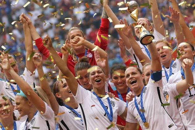IMAGO Iconic Moments, Fußball - Frauen Spielerinnen der USA feiern den Gewinn ihrer dritten Weltmeisterschaft und greifen nach dem Pokal, Siegerehrung, Gewinner, Sieger, Jubel, Freude, Weltmeister, Weltmeistertitel, Pokal, Trophäe, Christie Rampone (USA) hält den Pokal in der Hand, Fussball, FIFA Frauen-WM 2015, Finale, USA - Japan, xozx