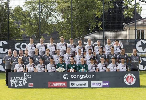 Kader FC St. Pauli - Hintere Reihe v.l.: Sören Gonther, John Verhoek, Ante Budimir, Lasse Sobiech, Philipp Ziereis, Dennis Rosin, Daniel Buballa, Jan-Philipp Kalla, Lennart Thy, Ryo Miyaichi Mittlere Reihe v.l.: Zeugwart Andreas Kreft, Physiotherapeut Ronald Wollmann, Zeugwart Siegmar Krahl, Physiotherapeut Stefan Kliche, Mannschaftsarzt Prof. Dr. Hauke Mommsen, Physiotherapeut Johannes Reich, Christopher Buchtmann, Marcel Halstenberg, Bernd Nehrig, Enis Alushi, Torwarttrainer Mathias Hain, Athletiktrainer Janosch Emonts, Co-Trainer Abder Ramdane, Cheftrainer Ewald Lienen Vordere Reihe v.l.: Marc Rzatkowski, Sebastian Maier, Waldemar Sobota, Okan Kurt, Philipp Heerwagen, Robin Himmelmann, Svend Brodersen, Kyoungrok Choi, Nico Empen, Maurice Litka, Andrej Startsev 04.07.2015, Hamburg.