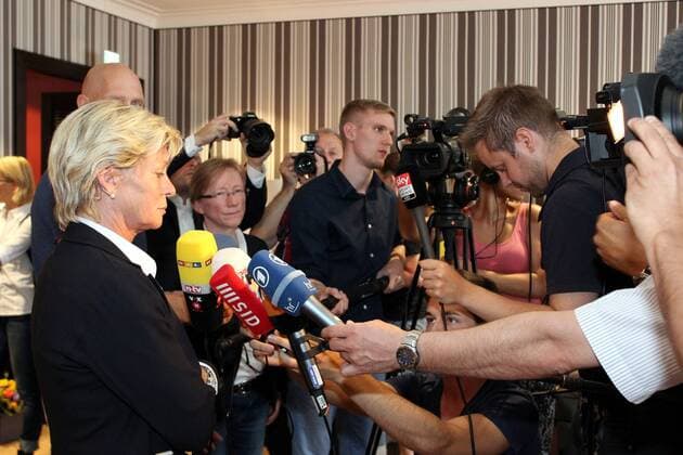 06.07.2015 Frankfurt am Main, Flughafen, DFB Ankunft der Deutschen Frauen Nationalmannschaft nach der WM in Kanada bundestrainerin Silvia Neid (DFB) stellt sich den Journalisten