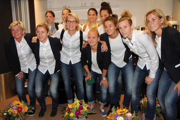 06.07.2015 Frankfurt am Main, Flughafen, DFB Ankunft der Deutschen Frauen Nationalmannschaft nach der WM in Kanada Bundestrainerin Silvia Neid (DFB) mit ihren Spielerinnen