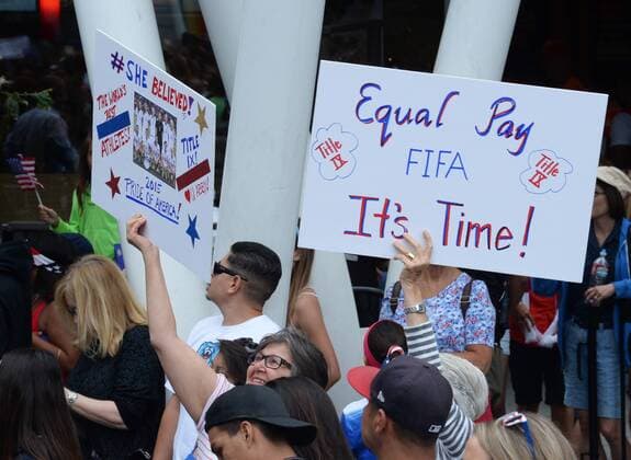 A fans holds up a sign addressing the issue of equal pay during a rally to celebrate the 2015 Women s World Cup at Microsoft Square in Los Angeles on July 7, 2015. According to Jezebel, the winning USA female soccer team is paid 40 times less than their losing male counterparts.  LAP2015060711 JIMxRUYMEN