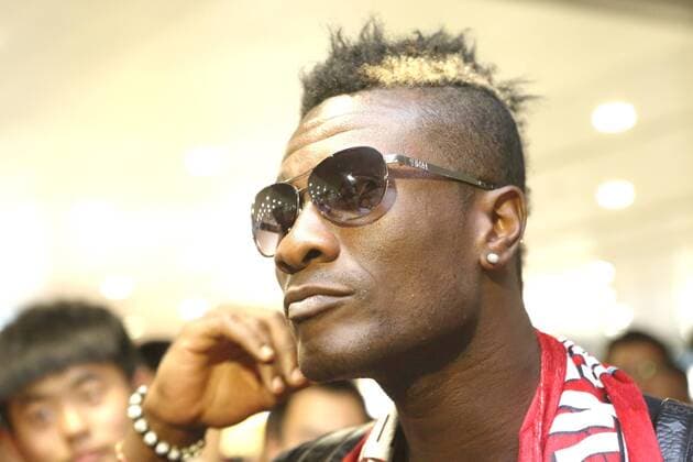 Ghanaian football player Asamoah Gyan is pictured after arriving at the Shanghai Pudong International Airport in Shanghai, China, 8 July 2015. Ghana Black Stars captain Asamoah Gyan is expected to finalize a deal this week with Chinese top-flight soccer side Shanghai SIPG. Gyan is expected to agree to terms and pen the deal on Wednesday (8 July 2015), local reports said. The reports said the transfer will give Gyan weekly earnings of 250,000 U.S. dollars. The reports indicated that the Shanghai-based club wants to strengthen its team, especially as city rivals the Greenland have acquired former Chelsea forward Demba Ba and former Everton midfielder Tim Cahill. Gyan has bagged 95 goals in 83 league matches in his four seasons for Al Ain in the United Arab Emirates (UAE). The SIPG club was founded on December 25, 2005, as Shanghai Dongya F.C. by former Chinese international football coach Xu Genbao. It is owned by the Chinese group Shanghai International Port Group and has the 56,842 seating capacity Shanghai stadium as its home venue. The club is currently coached by former England trainer Sven-Goran Eriksson. Ghana s Asamoah Gyan completes move to China s Shanghai SIPG  20150708_64096