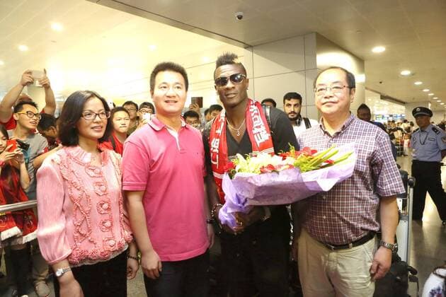 Ghanaian football player Asamoah Gyan, second right, poses after arriving at the Shanghai Pudong International Airport in Shanghai, China, 8 July 2015. Ghana Black Stars captain Asamoah Gyan is expected to finalize a deal this week with Chinese top-flight soccer side Shanghai SIPG. Gyan is expected to agree to terms and pen the deal on Wednesday (8 July 2015), local reports said. The reports said the transfer will give Gyan weekly earnings of 250,000 U.S. dollars. The reports indicated that the Shanghai-based club wants to strengthen its team, especially as city rivals the Greenland have acquired former Chelsea forward Demba Ba and former Everton midfielder Tim Cahill. Gyan has bagged 95 goals in 83 league matches in his four seasons for Al Ain in the United Arab Emirates (UAE). The SIPG club was founded on December 25, 2005, as Shanghai Dongya F.C. by former Chinese international football coach Xu Genbao. It is owned by the Chinese group Shanghai International Port Group and has the 56,842 seating capacity Shanghai stadium as its home venue. The club is currently coached by former England trainer Sven-Goran Eriksson. Ghana s Asamoah Gyan completes move to China s Shanghai SIPG  20150708_44744