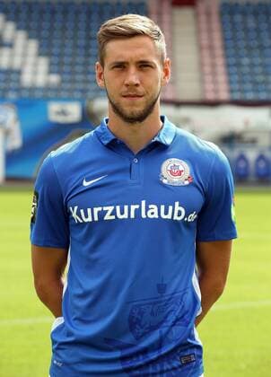 Maik Baumgarten Einzelbild Portrait Portraet Porträt Oberkoerper Oberkörper Hochformat Fußball Fussball dritte 3. Liga Fototermin Porträtermin 2015 2016 Saison 2015 2016 08.07.2015 FC Hansa Rostock