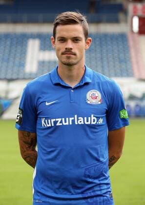 Dennis Erdmann Einzelbild Portrait Portraet Porträt Oberkoerper Oberkörper Hochformat Fußball Fussball dritte 3. Liga Fototermin Porträtermin 2015 2016 Saison 2015 2016 08.07.2015 FC Hansa Rostock