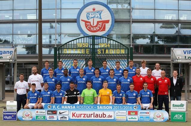 vordere Reihe von links: Lukas Scherff, Maik Baumgarten, Hasan Uelker Ülker, Torwart Johannes Brinkies, Torwart Marcel Schuhen, Torwart Robin Schroeder Schröder, Tobias Jaenicke Jänicke, Christian Bickel, Alesandar Stevanovic mittlere Reihe von links: Physiotherapeut Frank Scheller, Physiotherapeut Tobias Hamann, Kai Schwertfeger, Jose Alex Ikeng, Tommy Grupe, Marco Kofler, Dennis Erdmann, Marcus Hoffmann, Torwarttrainer Stefan Karow, Co-Trainer Uwe Ehlers, Trainer Karsten Baumann, Sportdirektor Uwe Klein hintere Reihe von links: Christian Dorda, Markus Groeger Gröger, Matthias Henn, Maximilian Ahlschwede, Marcel Gottschling, Julius Perstaller, Marcel Ziemer, Teammanager Rene Chaberny, Zeugwart Andy Thiem Fußball Fussball dritte 3. Liga Fototermin Mannschaftsbild Mannschaftsfoto Kader Porträtermin 2015 2016 Saison 2015 2016 08.07.2015 FC Hansa Rostock