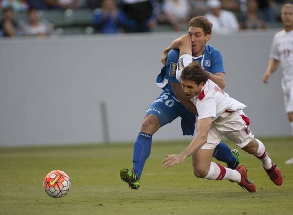 Aktuell Fußball, Gold Cup, El Salvador - Kanada July 8, 2015 - Carson, California, U.S - Pablo Punyed 20 of El Salvador is held back in the area during a Gold Cup game with Canada at StubHub Center in Carson, California, on Wednesday July 8, 2015. El Salvador vs. Canada - ZUMAp124