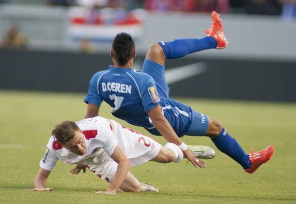 Aktuell Fußball, Gold Cup, El Salvador - Kanada July 8, 2015 - Carson, California, U.S - Darwin Ceren 7 of El Salvador is brought down during a Gold Cup game with Canada at StubHub Center in Carson, California, on Wednesday July 8, 2015. El Salvador vs. Canada - ZUMAp124
