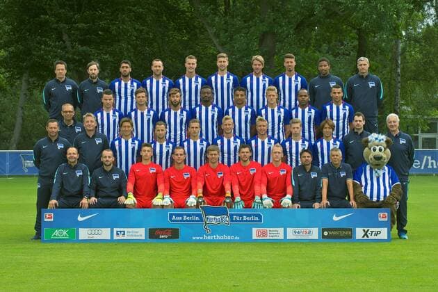 DFL Fussball Berlin 10.07.2015 Hertha BSC Saison 2015 2016 2016 Obere Reihe von links: Henrik Kuchno (Athletik-Trainer), Hendrik Vieth (Athletik-Trainer), Tolga Cigerci, Julian Schieber, Sebastian Langkamp, Jens Hegeler, Peter Niemeyer, Sandro Wagner, Frederik Syna (Physiotherapeut), Hendrik Herzog (Zeugwart) Dritte Reihe von links: Dr. Ulrich Schleicher (Mannschaftsarzt), Alexander Baumjohann, Valentin Stocker, Marvin Plattenhardt Salomon Kalou, Sami Allagui, Johannes van den Bergh, Ronny, Änis Ben-Hatira Zweite Reihe von links: Pal Dardai (Chef-Trainer), Rainer Widmayer (Co-Trainer), Genki Haraguchi, Roy Beerens, Peter Pekarik, Fabian Lustenberger, Per Skjelbred, Mitchell Weiser, Hajime Hosogai, Michael Becker (Physiotherapeut), Nello di Martino (Teamleiter) Untere Reihe von links: Zsolt Petry (Torwart-Trainer), Admir Hamzagic (Co-Trainer), Nils Körber, Marius Gersbeck, Thomas Kraft, Rune Almenning Jarstein, Sascha Burchert, David de Mel (Physiotherapeut), Robert Abramczyk (Zeugwart), Herthinho