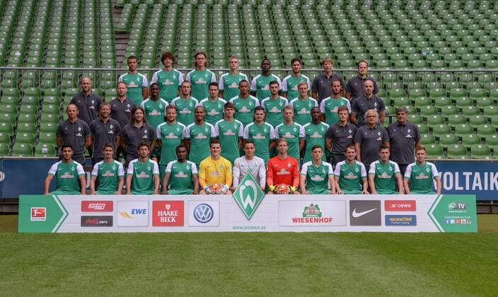 FUSSBALL 1. BUNDESLIGA SAISON 2015 2016 Teampräsentation SV Werder Bremen 10.07.2015 Mannschaftsfoto: hintere Reihe von links: 1. Reihe sitzend, von links: Özkan Yildirim, Fin Bartels, Julian von Haacke, Cedrik Makiadi, Michael Zetterer, Torwart Raphael Wolf, Torwart Felix Wiedewald, Maximilian Eggestein, Izet Hajrovic, Zlatko Junuzovic, Levent Aycicek. 2. Reihe, von links: Trainer Viktor Skripnik, Co-Trainer Florian Kohlfeldt, Co Trainer Torsten Frings, Philipp Bargfrede, Theodor Gebre Selassie, Luca-Lina Zander, Marnon Busch, Janek Sternberg,Anthony Ujah, Zeigwart Fritz Munder, Phsiotherapeut Florian Lauerer, Pysiotherapeut Holger Berger. 3. Reihe, von links: Torwart Trainer Christian Vander, Athletik-Trainer Jörn Heineke, Ulisses Garcia, Luca Caldirola, Alejandro Galvez, Melvyn Lorenzen, Florian Grillitsch, Felix Kroos, Levin Öztunali, Sven Plagge und Adis Lovic, 4. Reihe, von links: Franco Di Santo, Mateo Pavlovic, Jannik Vestergaard, Oliver Hüsing, Assani Lukimya, Santiago Garcia, Mannschaftsarzt Philip Heitmann, Mannschaftsarzt Dominik Schwarz 