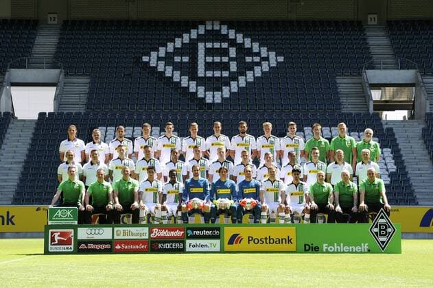 Fussball, Bundesliga, Deutschland, Herren, Saison 2015 2016, Mannschaftsbild, Kader; Bor. Mönchengladbach: Obere Reihe v.li.: Athletiktrainer Klaus Luisser, Rehatrainer Andreas Bluhm, Alvaro Dominguez, Andreas Christensen, Branimir Hrgota, Nico Elvedi, Roel Brouwers, Martin Stranzl, Marvin Schulz, Havard Nordtveit, Mannschaftsarzt Dr. Stefan Porten, Mannschaftsarzt Dr. Stefan Hertl, Mannschaftsarzt Dr. Heribert Ditzel. Mittlere Reihe v.li.: Co-Trainer Manfred Stefes, Torwarttrainer Uwe Kamps, Andre Hahn, Josip Drmic, Djibril Sow, Granit Xhaka, Oscar Wendt, Thorgan Hazard, Raffael, Patrick Herrmann, Co-Trainer Frank Geideck, Cheftrainer Lucien Favre. Untere Reihe v.li.: Physiotherapeut Benedikt Bohnen, Physiotherapeut Adam Szordykowski, Physiotherapeut Dirk Müller, Lars Stindl, Ibrahima Traore, Marlon Ritter, Christofer Heimeroth, Yann Sommer, Tobias Sippel, Tony Jantschke, Mahmoud Dahoud, Zeugwart Marcus Breuer, Betreuer Rolf Hülswitt, Zeugwart Chrisrian Rieger.
