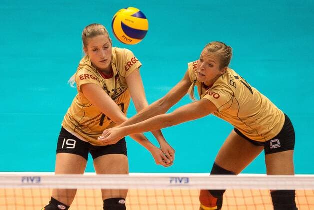 Aktuell Volleyball, GP in Sao Paulo, Deutschland - Thailand 2015 FIVB Volleyball World Grand Prix SAO PAULO, Brazil - 10 07 2015: 2015 FIVB VOLLEYBALL WORLD GRAND PRIX - Laura Weihenmaier and Margareta Kozuch Germany during match between Germany-Thailand, valid for the 2015 FIVB Volleyball World Grand Prix, held at the Ibirapuera Gymnasium. (Photo: Marcelo Machado de Melo FotoArena)  MarceloxMachadoxdexMelo