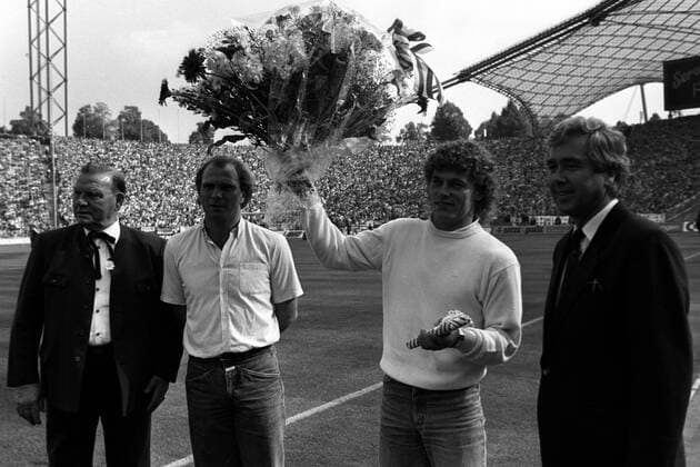 FC Bayern München - Frank Hartmann wird von Präsident Prof. Fritz Scherer und Manager Uli Hoeneß verabschiedet