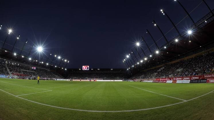 10.07.2015, Deutschland, Regensburg, Regionalliga Bayern, Herren, Fußball, Fussball, Saison 2015-2016, SSV Jahn Regensburg, Continental Arena Flutlicht, Abendstimmung