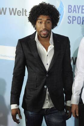 DANTE Bonfim Costa Santos (Bayern Muenchen),privat,zivil,Einzelbild,angeschnittenes Einzelmotiv, Bayerischer Sportpreis 2015,Roter Teppich,Red Carpet.11.07.2015.