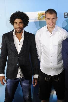 v.li:DANTE Bonfim Costa Santos (Bayern Muenchen),Holger BADSTUBER (Bayern Muenchen),privat,zivil, Bayerischer Sportpreis 2015,Roter Teppich,Red Carpet.11.07.2015.