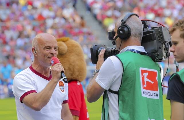 FCB Stadionsprecher Stefan LEHMANN Fernsehen,Journalisten, TV, Medien, Fotografen , Fernsehuebertagung, Live, Liveuebertragung Presseraum, Presse, Pressezentrum , Interview, Media, Medienzentrum FC BAYERN MUENCHEN Teampraesentation Fussball 1. Bundesliga , Muenchen, am 11.07.2015 Saison 2015 2016, 1.Liga, 1.Bundesliga, FCB