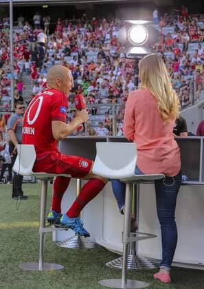 Arjen ROBBEN, FCB 10 Interview, interviewen, Fernsehen,Journalisten, TV, Medien, Fotografen , Fernsehuebertagung, Live, Liveuebertragung Presseraum, Presse, Pressezentrum , Interview, Media, Medienzentrum FC BAYERN MUENCHEN Teampraesentation Fussball 1. Bundesliga , Muenchen, am 11.07.2015 Saison 2015 2016, 1.Liga, 1.Bundesliga, FCB