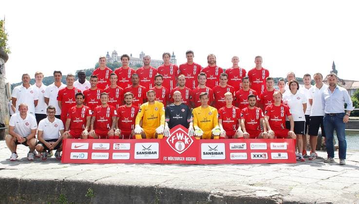 (hinten von links) Dominik Nothnagel, Niklas Weißenberger, Adam Jabiri, Lukas Billick, Christopher Bieber, Nico Herzig, Clemens Schopenhauer, Richard Weil; (in der Mitte von links) Frank Gollwitzer (Torwarttrainer), Johannes Schneider (Physiotherapeut), Stefan Schmid (Athletik-Trainer), Paul Thomik, Laminé Cissé (Co-Trainer), Joannis Karsanidis, Daniele Bruno, Royal-Dominique Fennell, Daniel Nagy, Rico Benatelli, Peter Kurzweg, Marco Haller, Amir Shapourzadeh, Dennis Russ, Katharina Walter (Physiotherapeutin), Norbert Mahler (Teammanager), Rosi Orner (Betreuerin), Martin Walter (Physiotherapeut), Peter Endres (Co-Trainer), Bernd Hollerbach (Cheftrainer); (vorne von links) Michael Gehret (Fitnesstrainer), Klaus Orner (Betreuer), Christian Demirtas, Steven Lewerenz, Liridon Vocaj, Dominik Brunnhübner, Robert Wulnikowski, Kenan Mujezinovic, Nico Gutjahr, Dennis Schmitt, Fabian Weiß; Fußball, 3. Liga, Dritte Liga, FC Würzburger Kickers, Mannschaftsbild, Kader 2015 2016, Porträtttermin, 12. Juli 2015, Würzburg, Alter Kranen, Mainufer, im Hintergrund die Festung Marienberg Fabian Frühwirth FAF