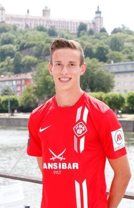 Daniele Bruno; Porträttermin, Kader 2015 2016, Fußball, 3. Liga, FC Würzburger Kickers, im Hintergrund die Festung Marienberg in Würzburg, 12.07.2015