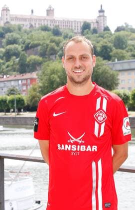 Rico Benatelli; Porträttermin, Kader 2015 2016, Fußball, 3. Liga, FC Würzburger Kickers, im Hintergrund die Festung Marienberg in Würzburg, 12.07.2015