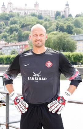 Robert Wulnikowski; Porträttermin, Kader 2015 2016, Fußball, 3. Liga, FC Würzburger Kickers, im Hintergrund die Festung Marienberg in Würzburg, 12.07.2015