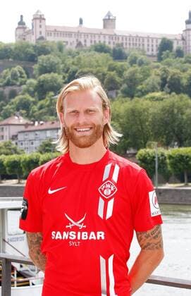 Nico Herzig; Porträttermin, Kader 2015 2016, Fußball, 3. Liga, FC Würzburger Kickers, im Hintergrund die Festung Marienberg in Würzburg, 12.07.2015