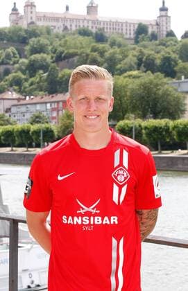 Richard Weil; Porträttermin, Kader 2015 2016, Fußball, 3. Liga, FC Würzburger Kickers, im Hintergrund die Festung Marienberg in Würzburg, 12.07.2015
