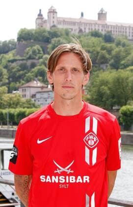 Lukas Billick; Porträttermin, Kader 2015 2016, Fußball, 3. Liga, FC Würzburger Kickers, im Hintergrund die Festung Marienberg in Würzburg, 12.07.2015
