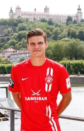 Christopher Bieber; Porträttermin, Kader 2015 2016, Fußball, 3. Liga, FC Würzburger Kickers, im Hintergrund die Festung Marienberg in Würzburg, 12.07.2015
