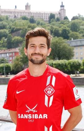 Daniel Nagy; Porträttermin, Kader 2015 2016, Fußball, 3. Liga, FC Würzburger Kickers, im Hintergrund die Festung Marienberg in Würzburg, 12.07.2015